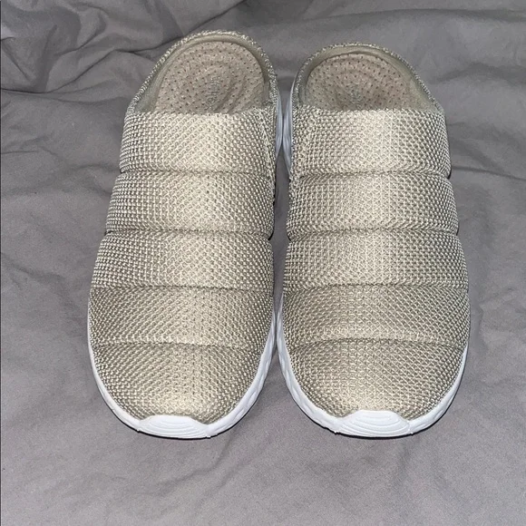 AETREX Light Tan Quilted Clogs - Picture 4 of 8